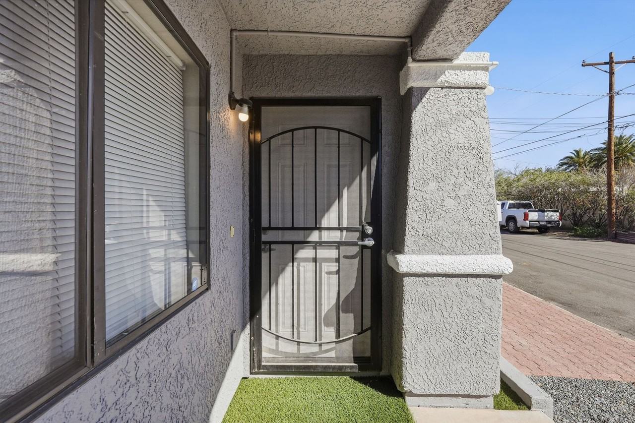 811 E Caddie St - Photo 2 of 30