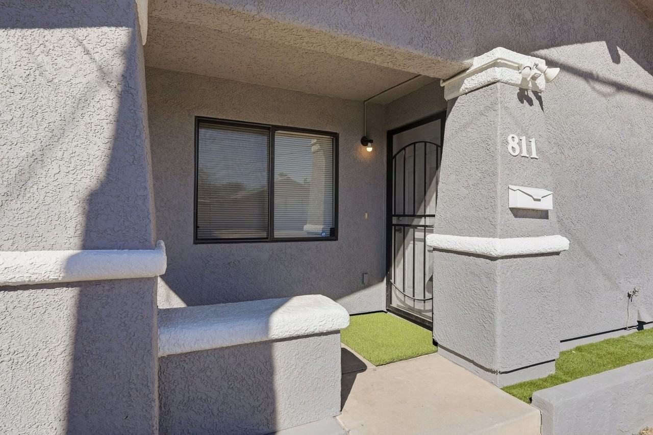 811 E Caddie St - Photo 3 of 30