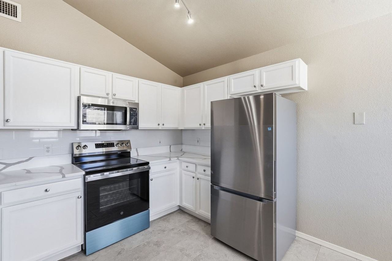 811 E Caddie St - Photo 7 of 30