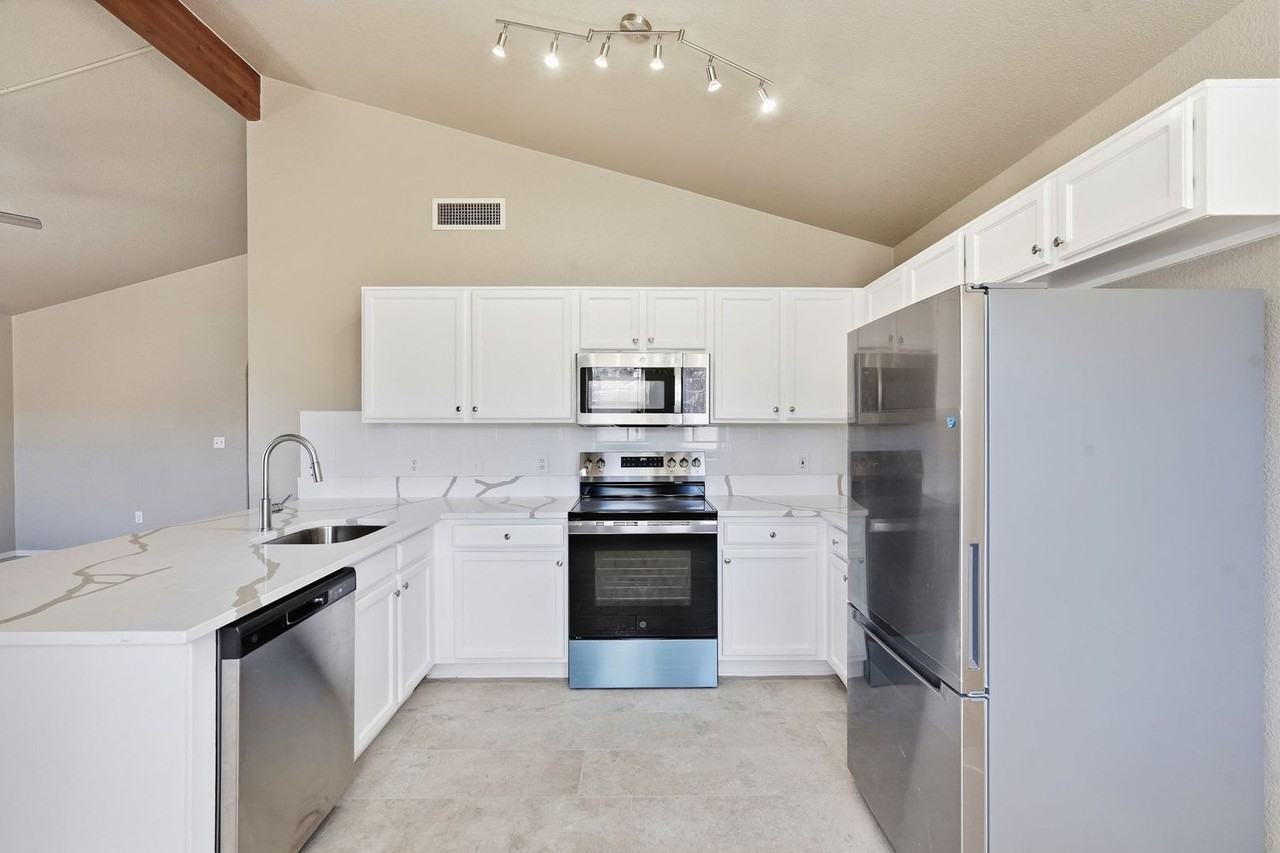 811 E Caddie St - Photo 6 of 30