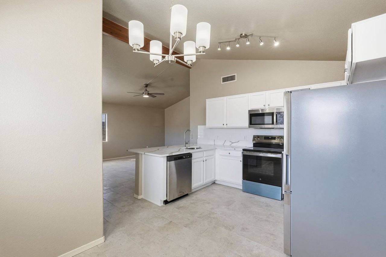 811 E Caddie St - Photo 3 of 30