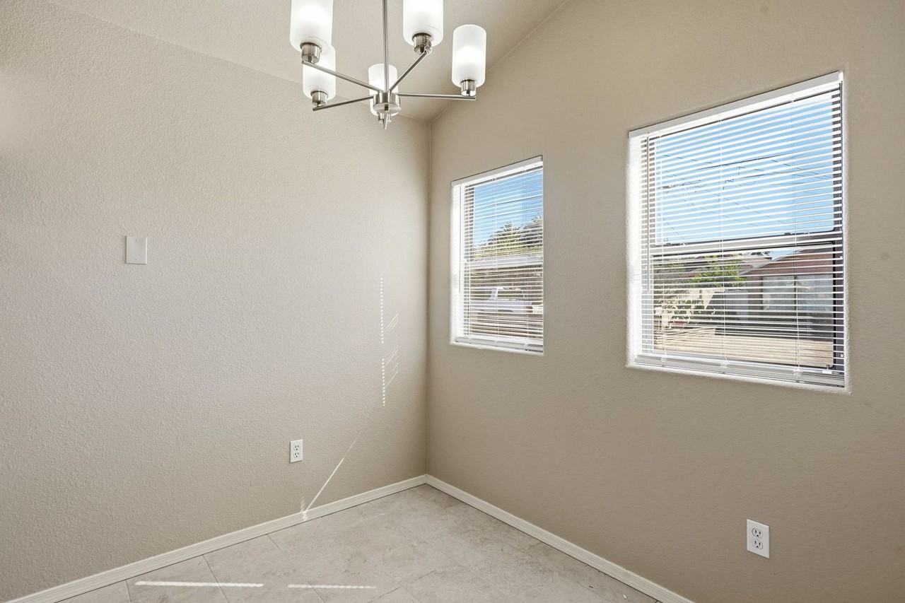 811 E Caddie St - Photo 4 of 30