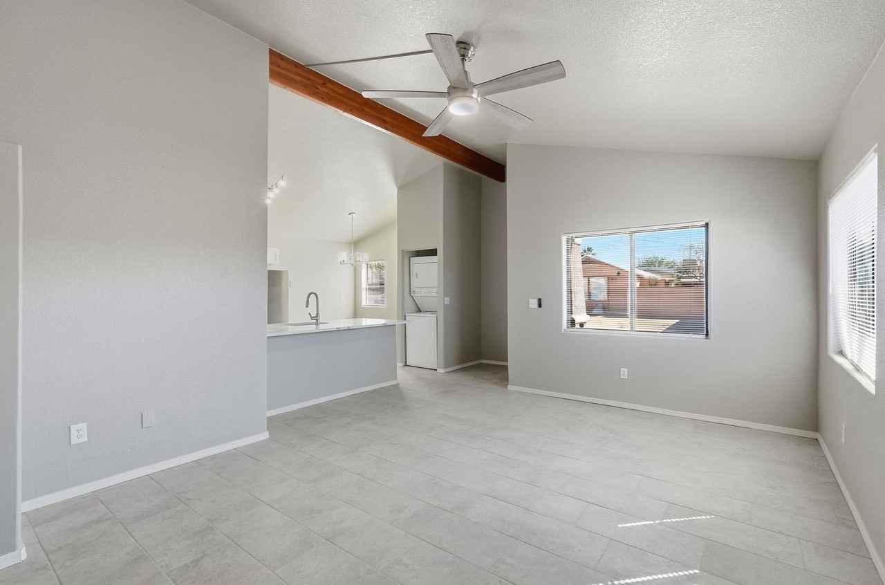 811 E Caddie St - Photo 2 of 30