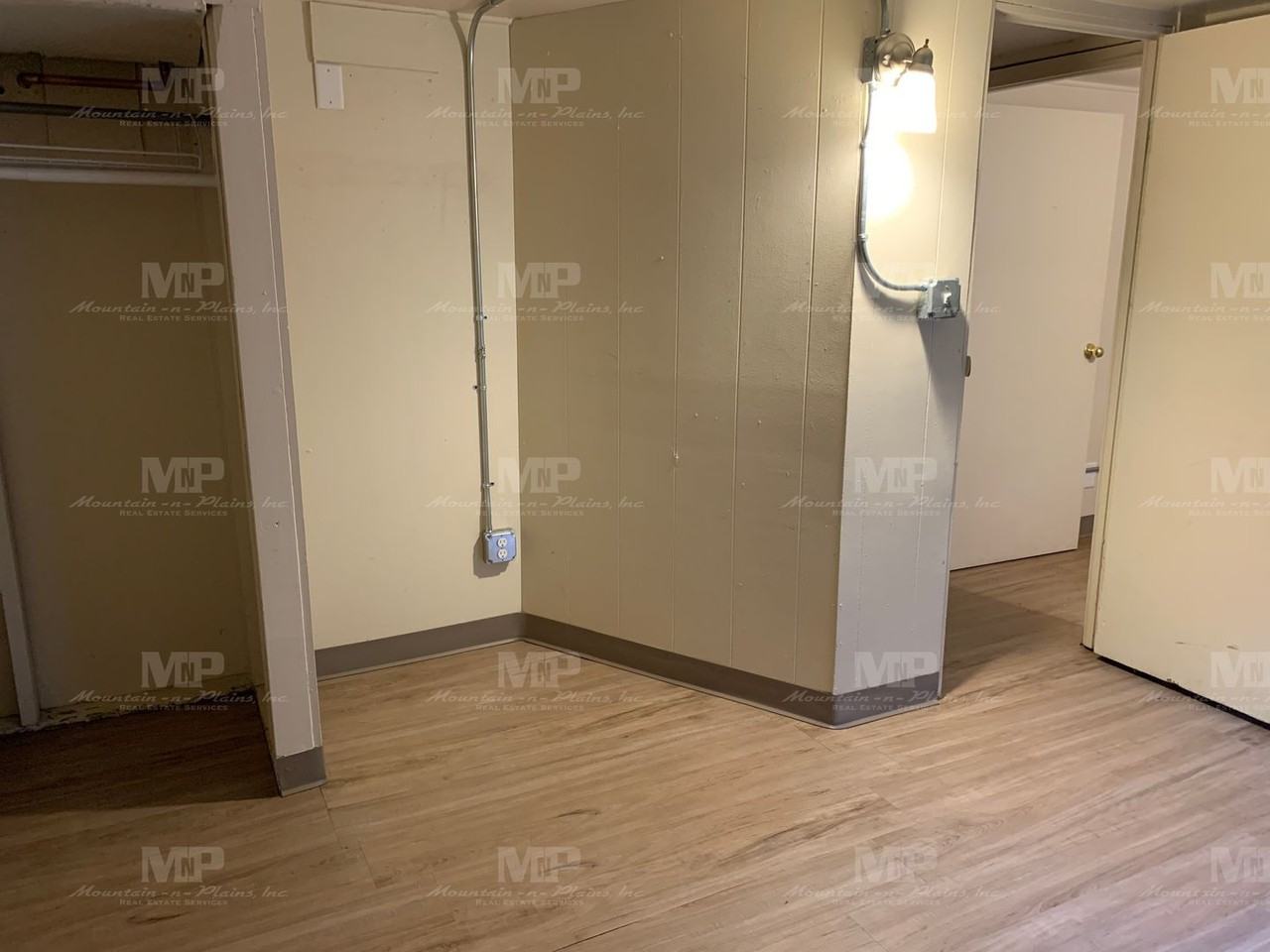 622 1/2 S Loomis Ave - Photo 6 of 16