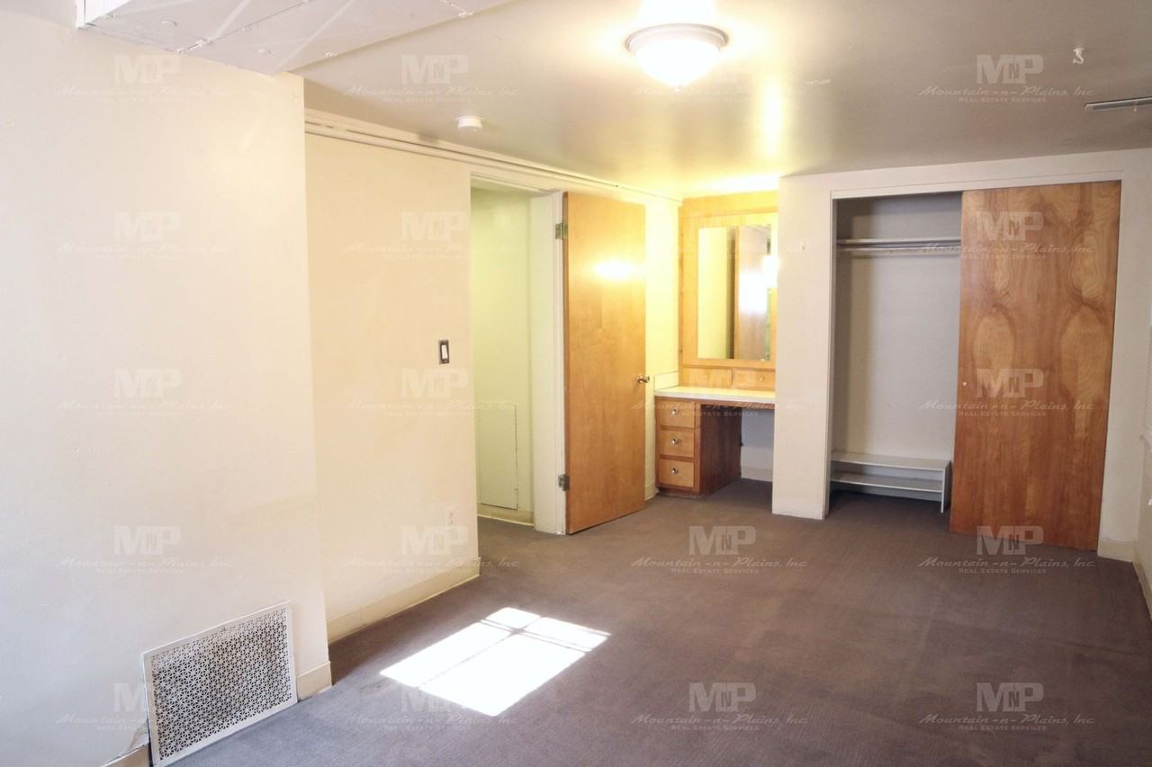 640 1/2 S Meldrum St - Photo 6 of 9