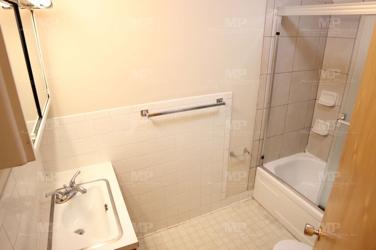 640 1/2 S Meldrum St - Photo 7 of 9