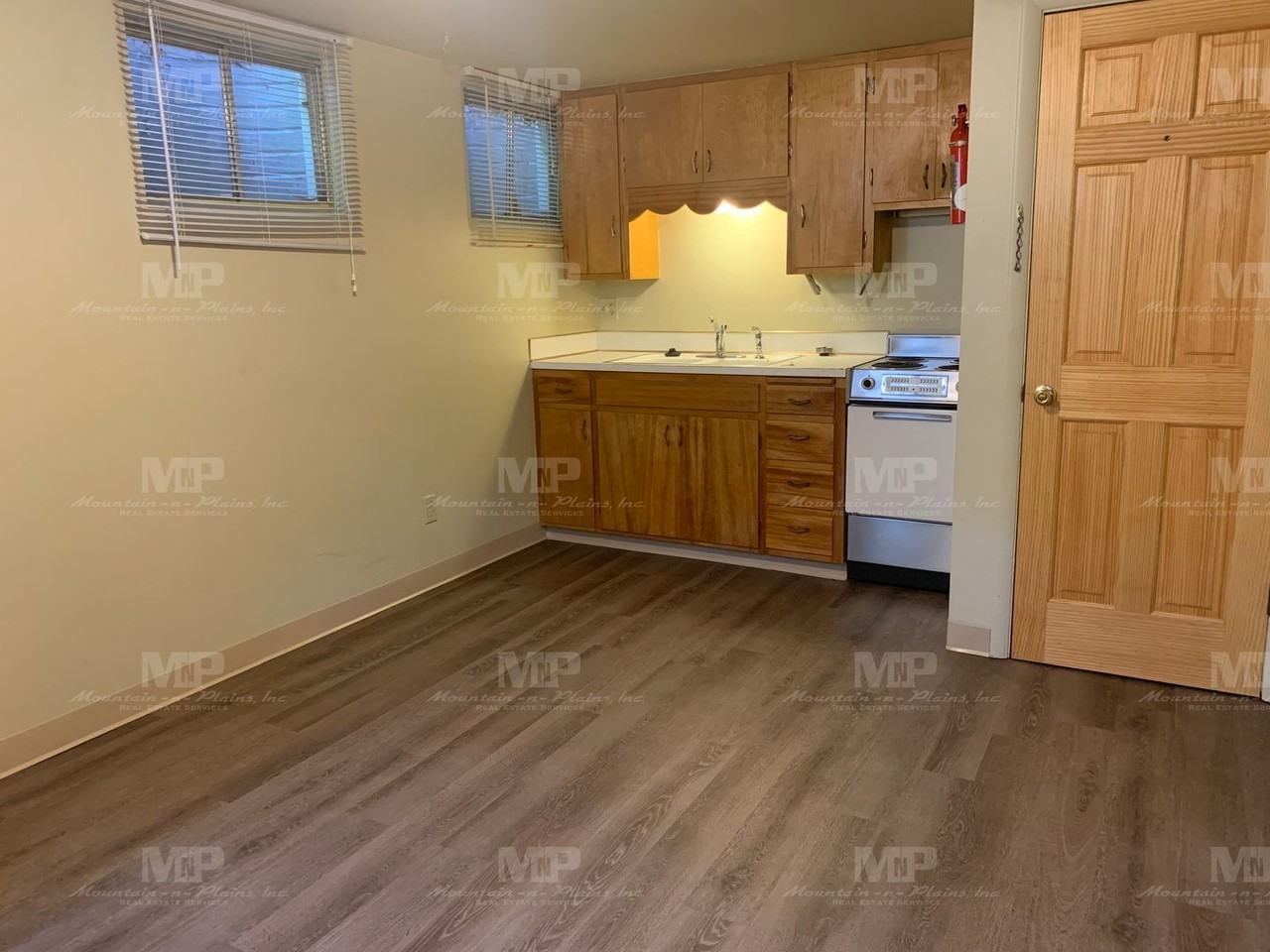 638 1/2 S Meldrum St - Photo 3 of 11