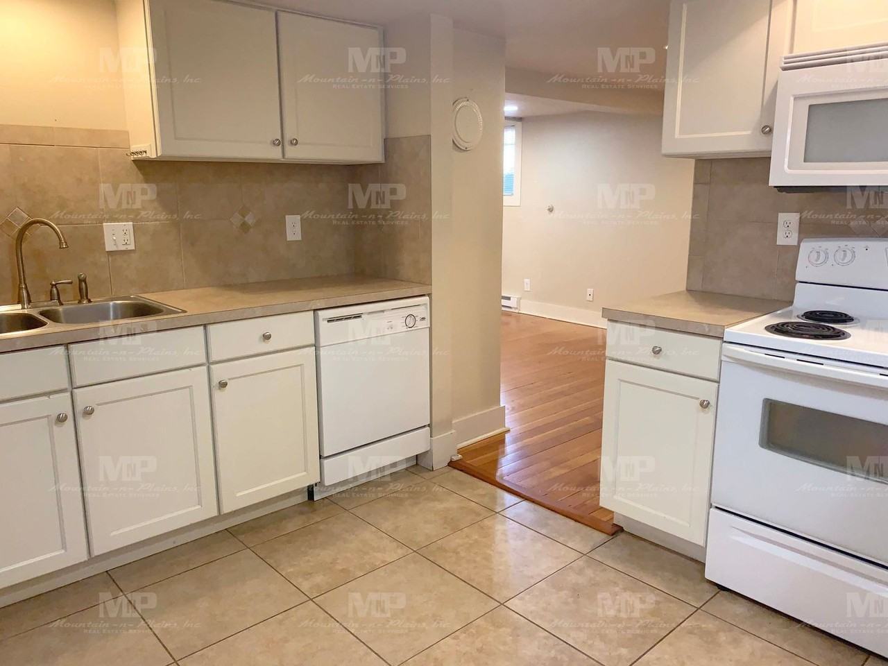 645 1/2 S Loomis Ave - Photo 4 of 11