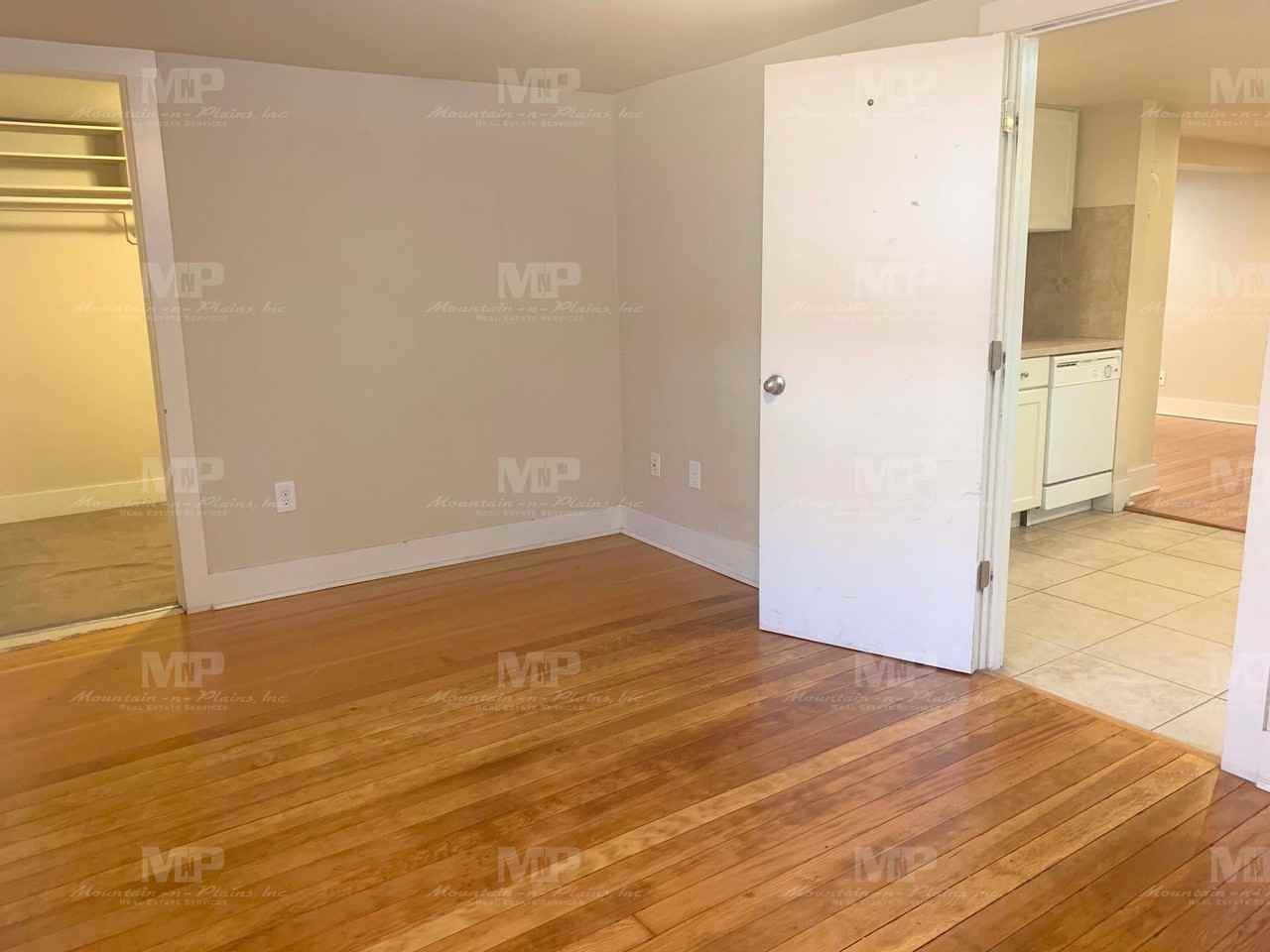 645 1/2 S Loomis Ave - Photo 5 of 11