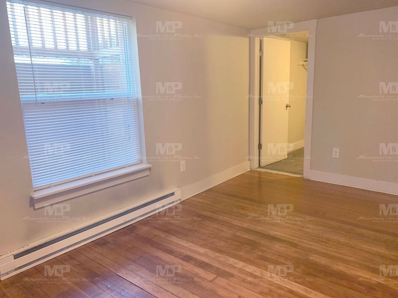 645 1/2 S Loomis Ave - Photo 6 of 11