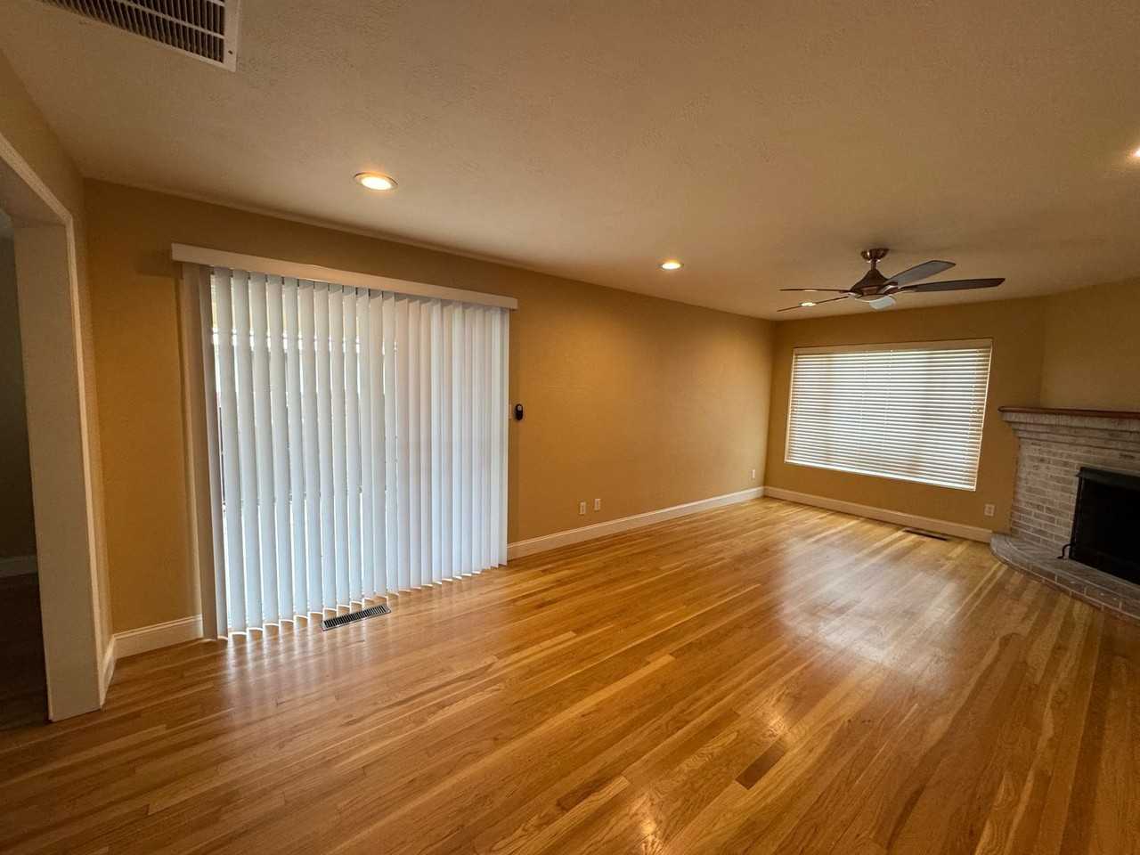 913 Tara Pl - Photo 2 of 25