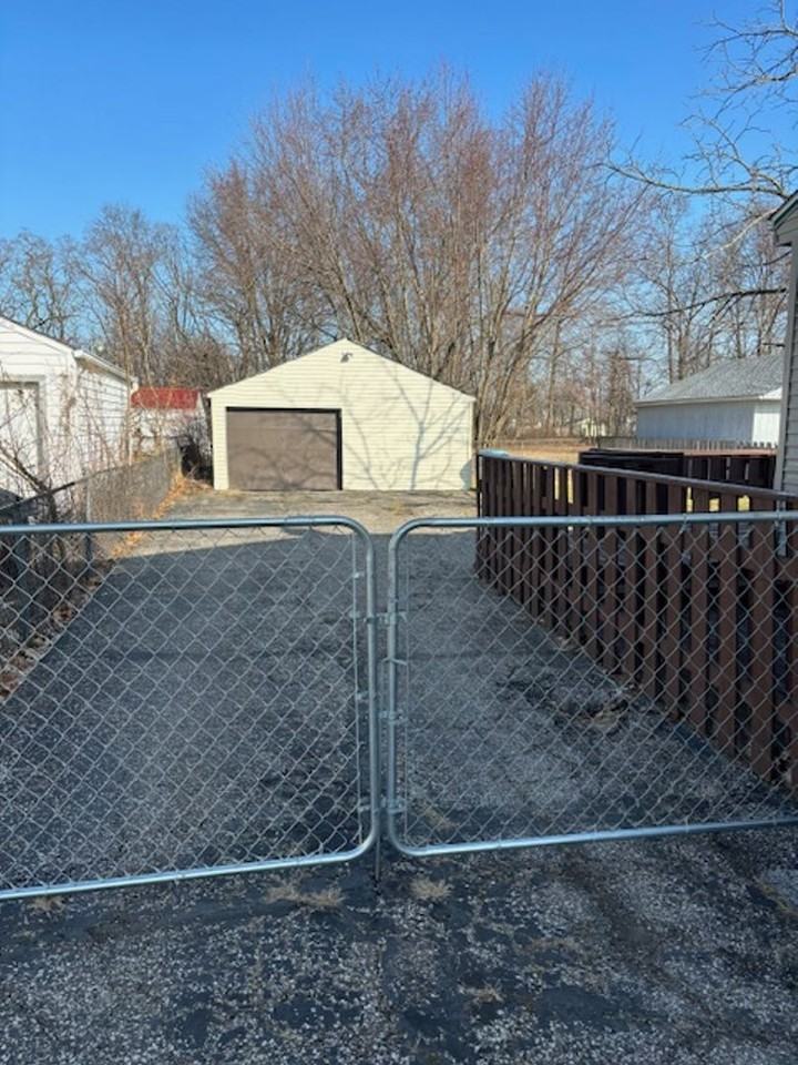 2425 E 37th St - Photo 3 of 16