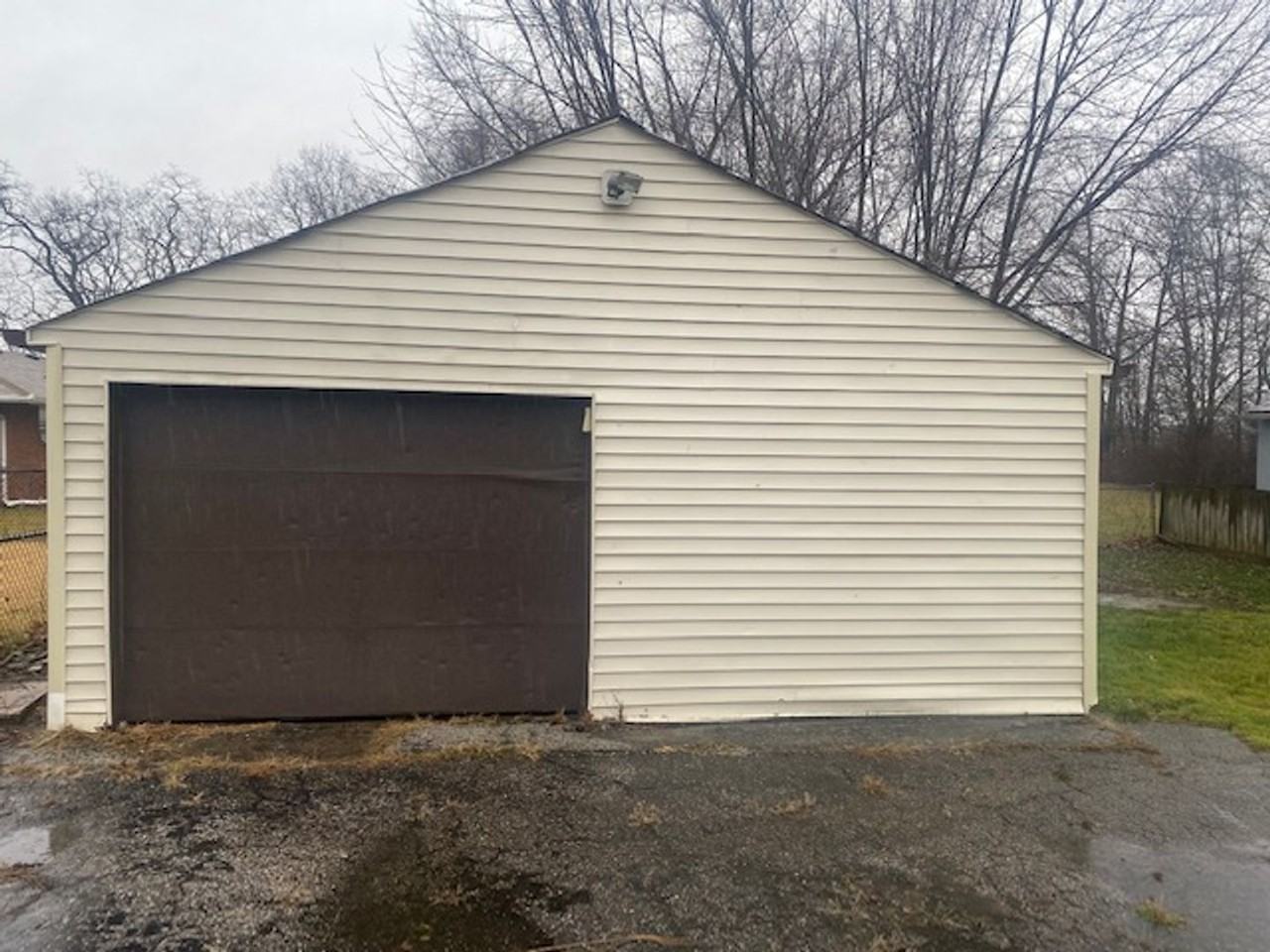 2425 E 37th St - Photo 4 of 16