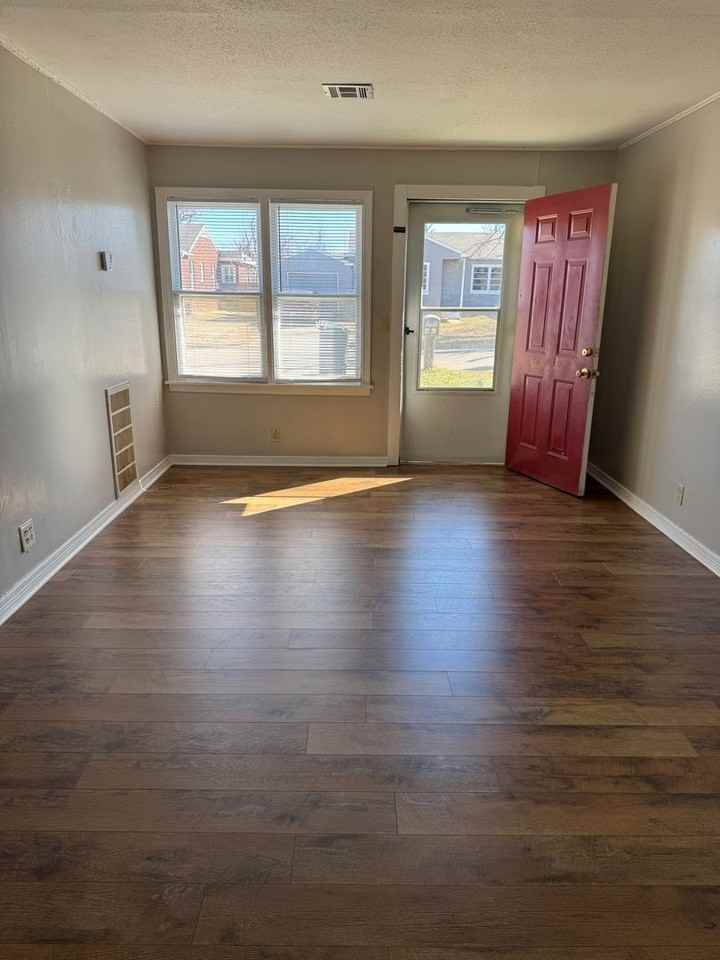 2235 S Dewey Ave - Photo 3 of 14