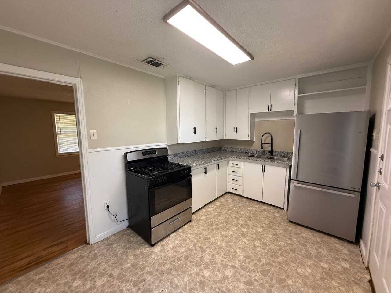 2613 40th St - Photo 3 of 7