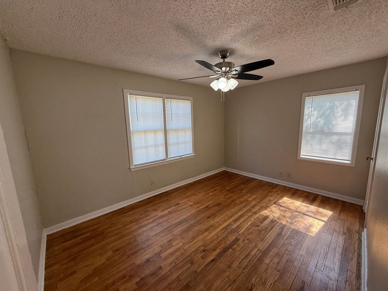 2613 40th St - Photo 4 of 7