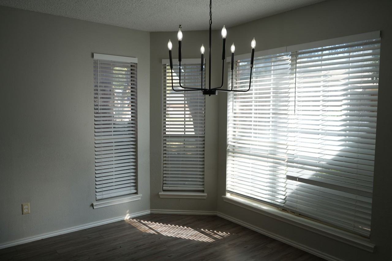 5555 93rd St - Photo 4 of 16