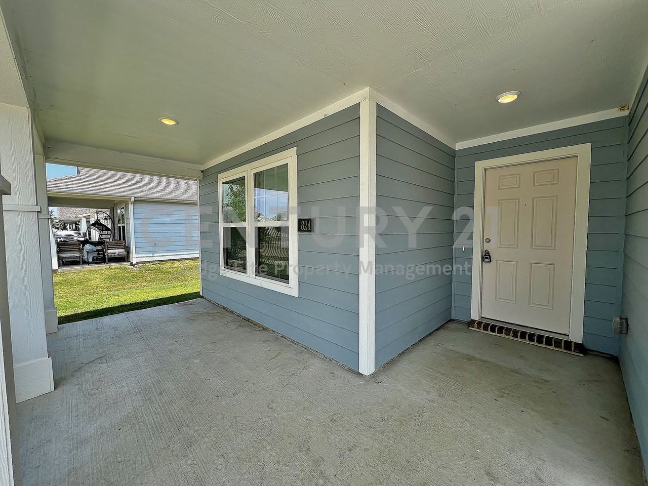 824 Towngreen Dr - Photo 2 of 19