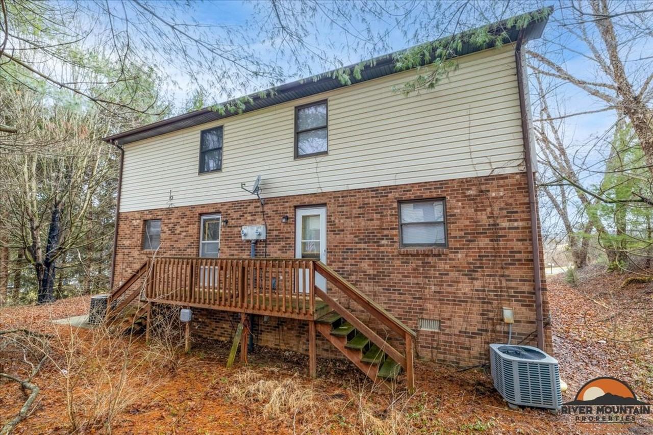 1475 Sandy Cir - Photo 4 of 20