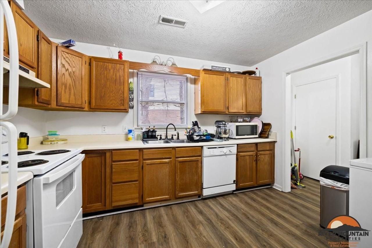 1475 Sandy Cir - Photo 5 of 20