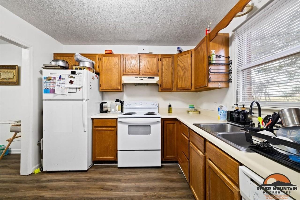 1475 Sandy Cir - Photo 6 of 20