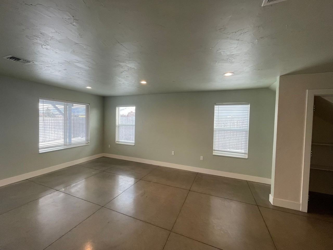 1441 11th St W - Photo 7 of 29