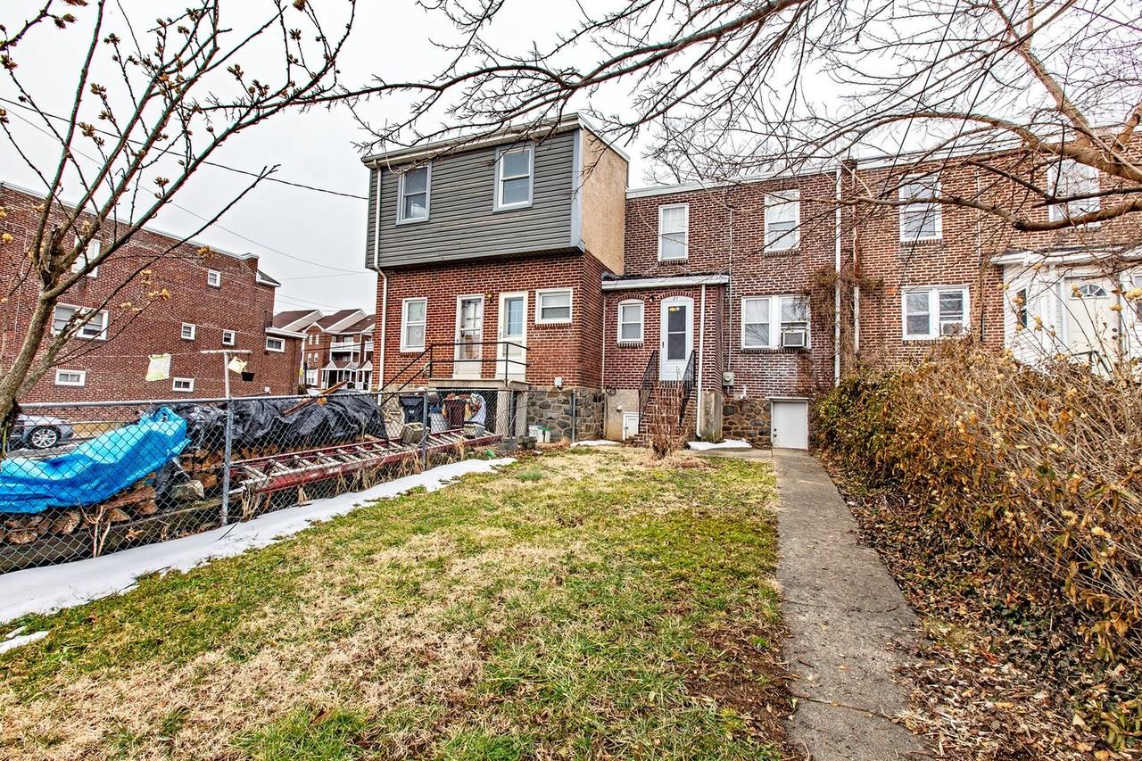 216 S Broom St - Photo 2 of 15