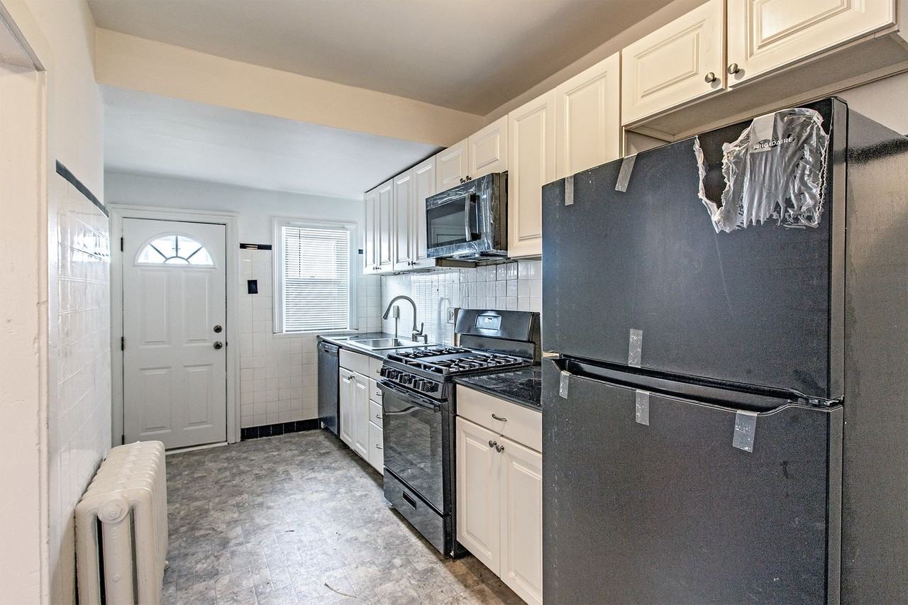 216 S Broom St - Photo 6 of 15