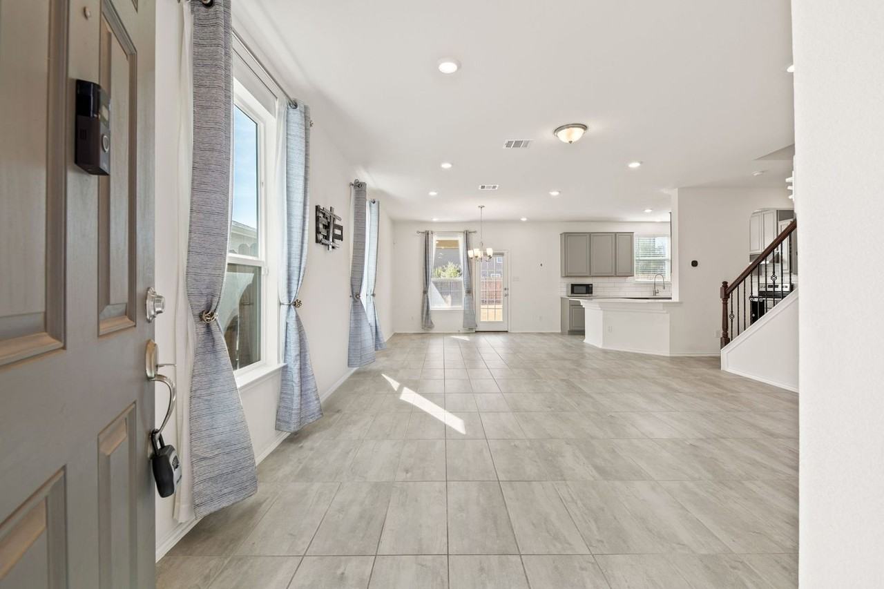 365 Rocroi Dr - Photo 4 of 48