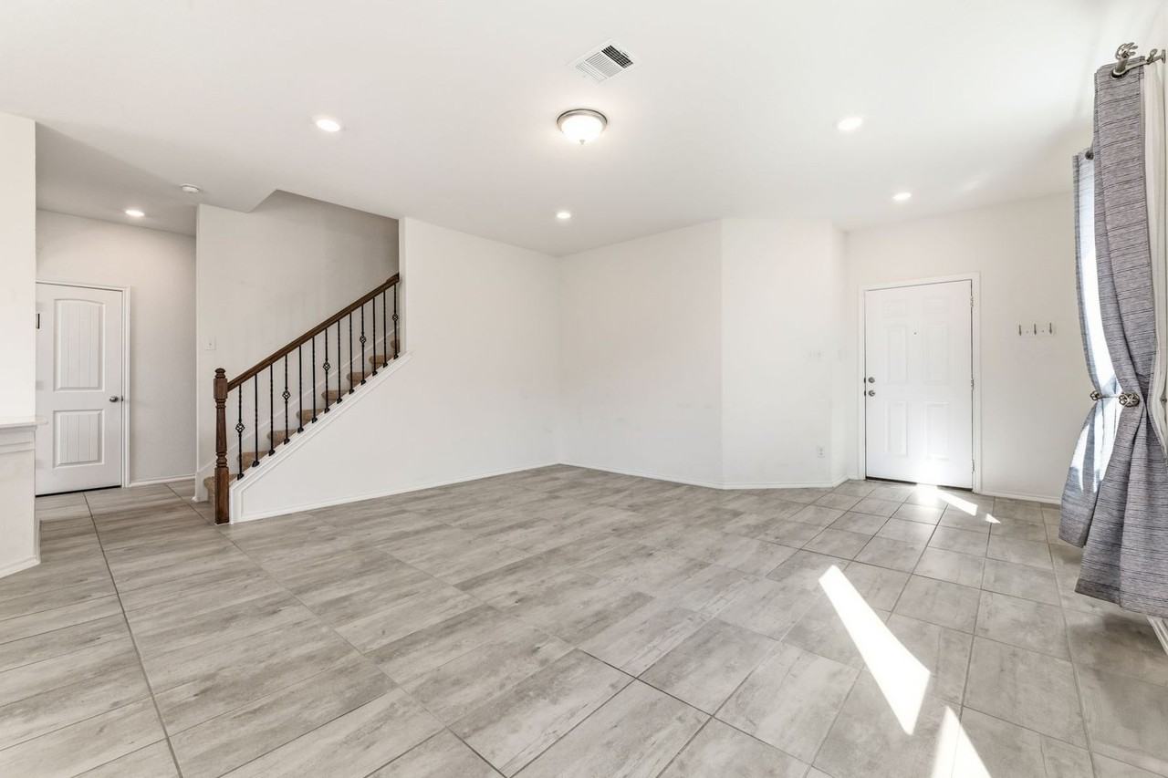 365 Rocroi Dr - Photo 7 of 48