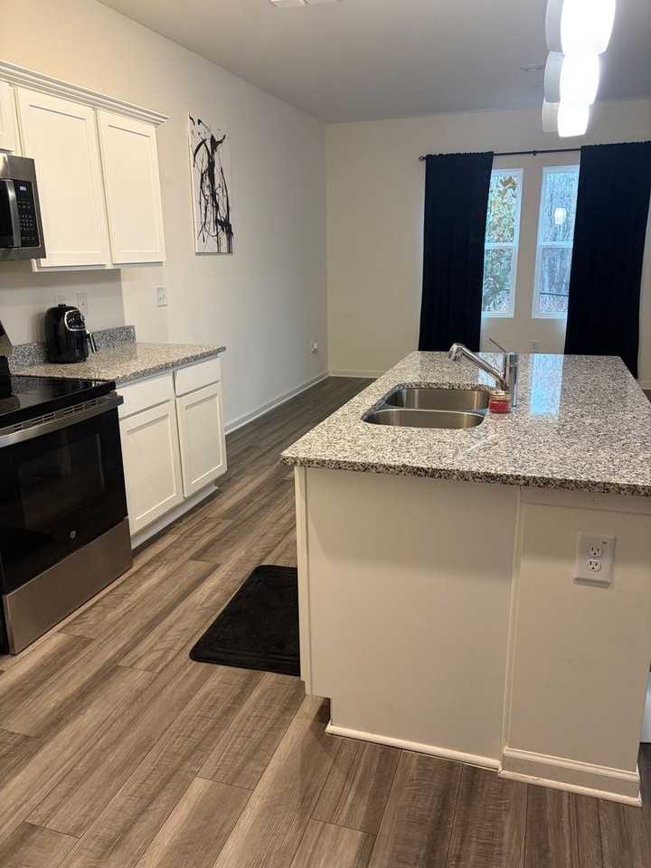 1034 Castanea Dr - Photo 5 of 28