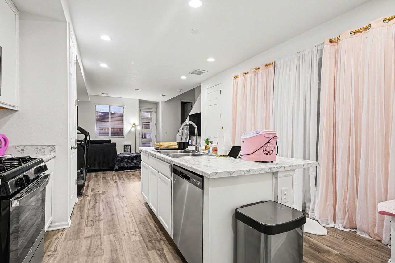 9707 Truckee St - Photo 7 of 21