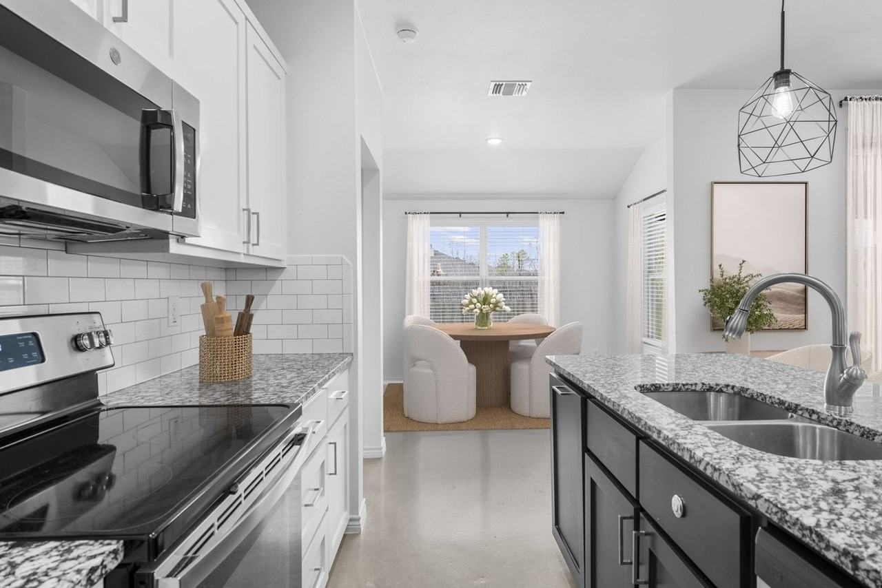 773 Freedom Cir - Photo 3 of 20