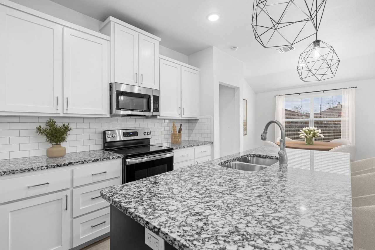 773 Freedom Cir - Photo 4 of 20