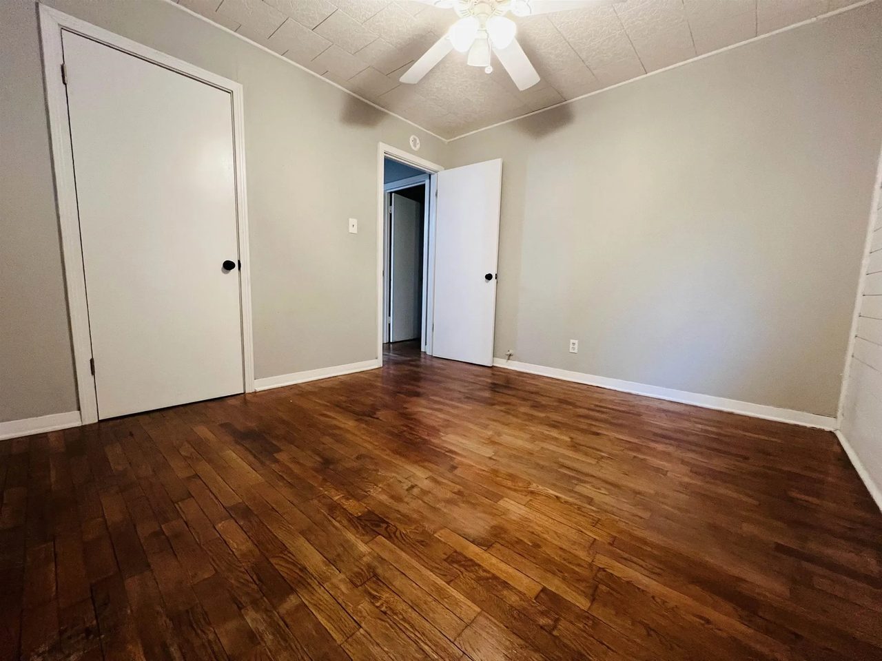 2201 Avenue G - Photo 4 of 9