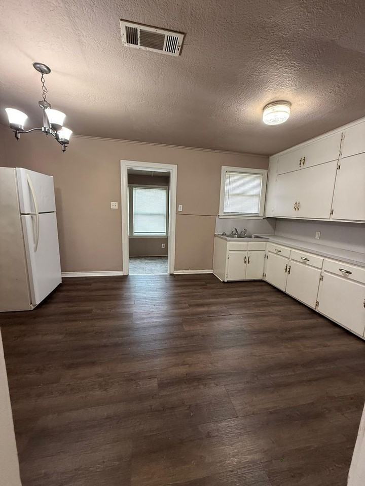 6416 32nd St - Photo 2 of 7