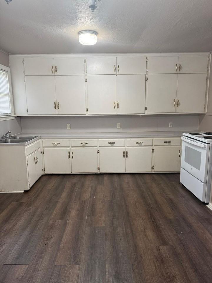 6416 32nd St - Photo 3 of 7