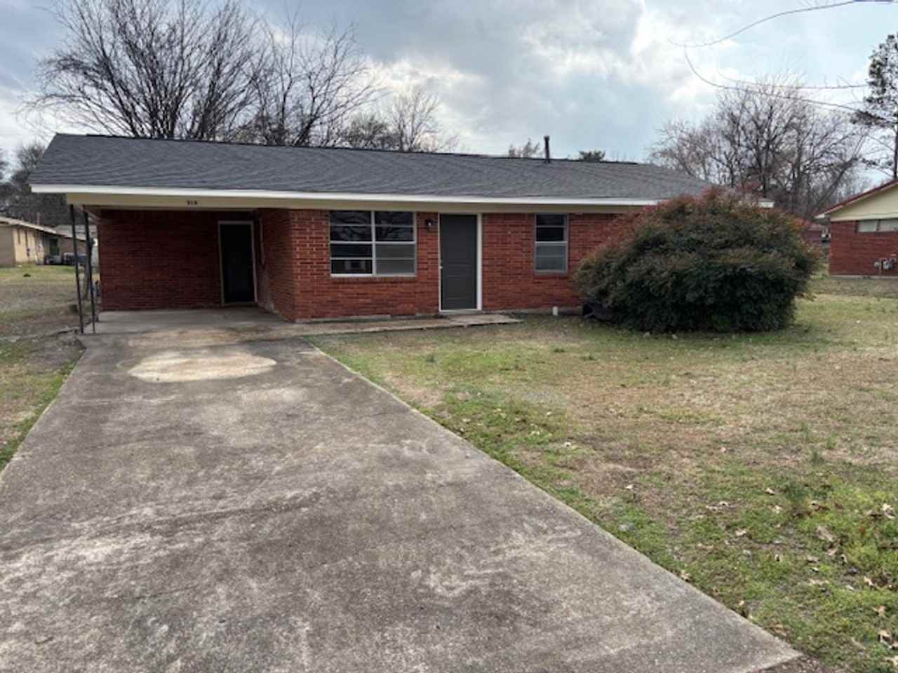 319 Middle St - Photo 2 of 11