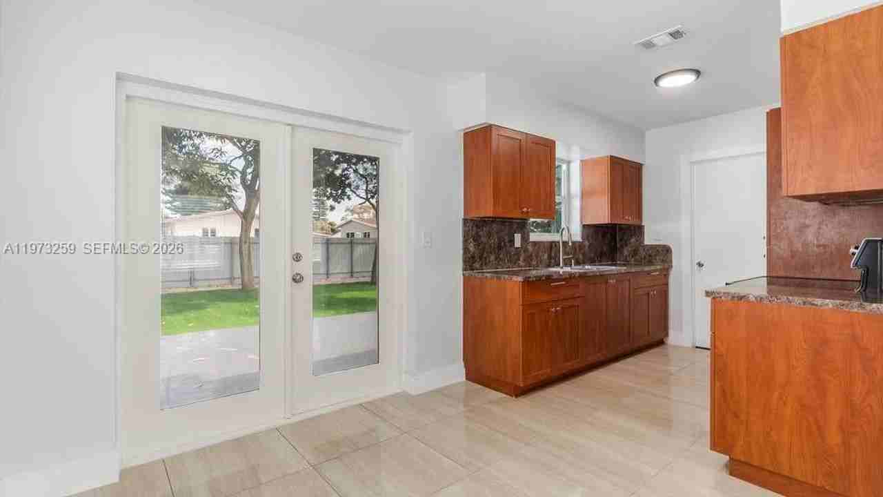 630 Sw 28th Dr - Photo 3 of 20