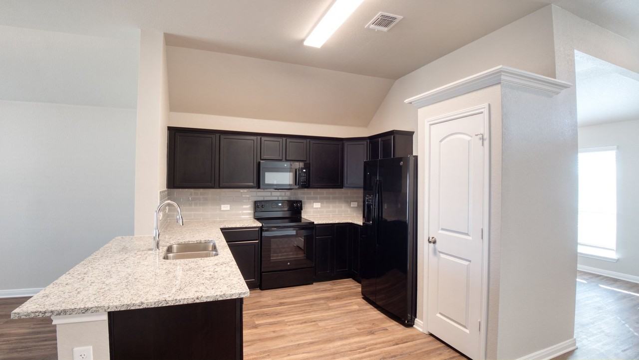 1393 Kingsgate Dr - Photo 4 of 23