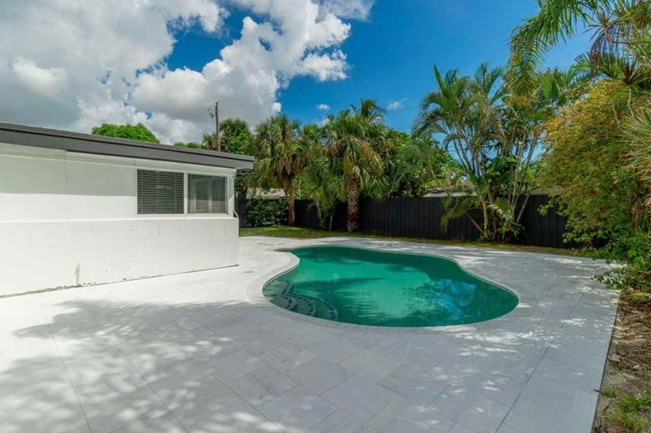 4330 Ne 13th Ave - Photo 2 of 17