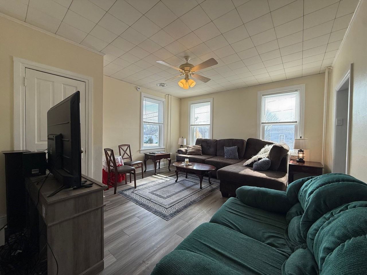 400 Maple St - Photo 4 of 26