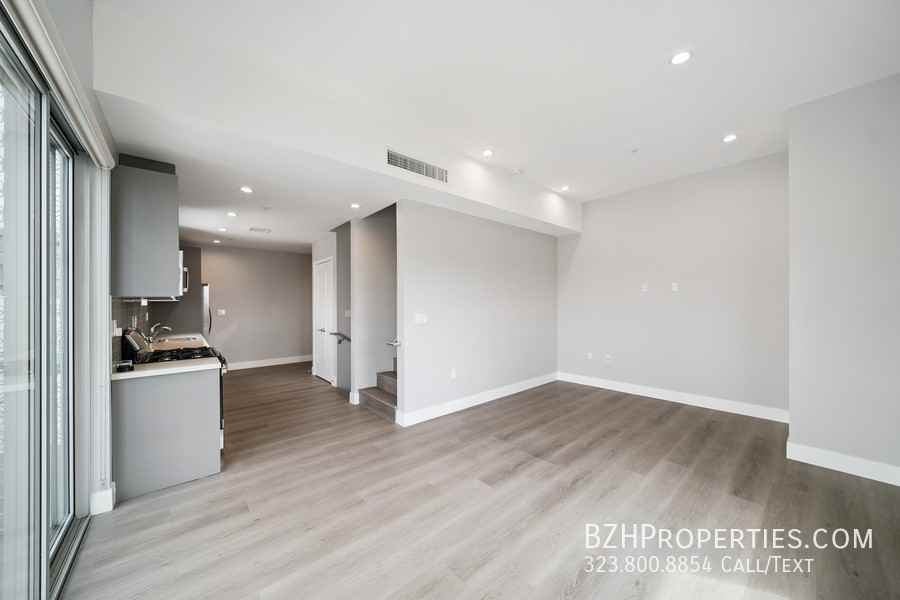 1223 N Hayworth Ave - Photo 3 of 24