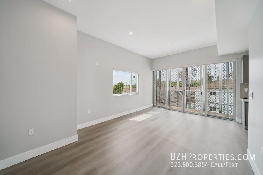 1223 N Hayworth Ave - Photo 4 of 24