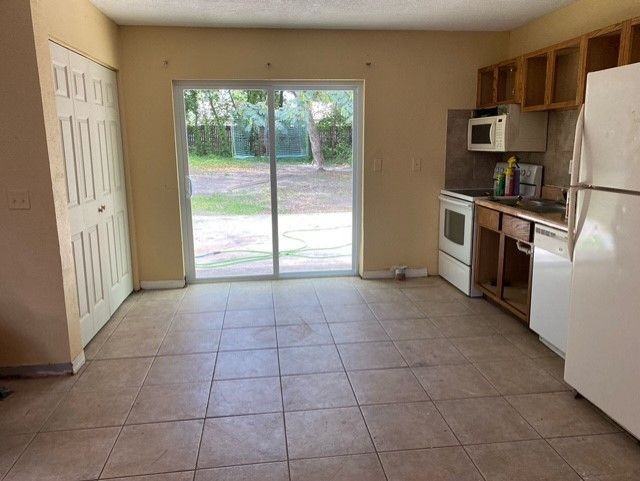 11225 Mercedes St - Photo 3 of 4