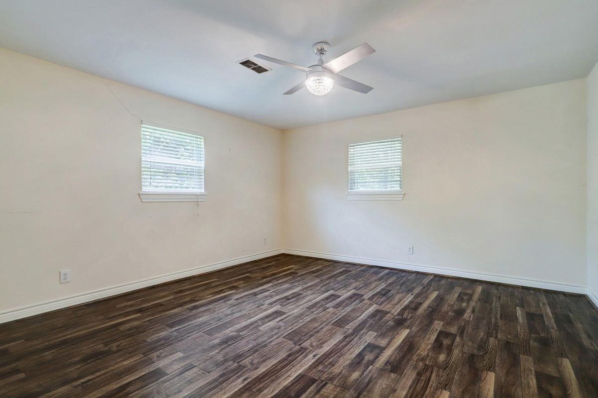 9410 Pipestone St - Photo 2 of 5