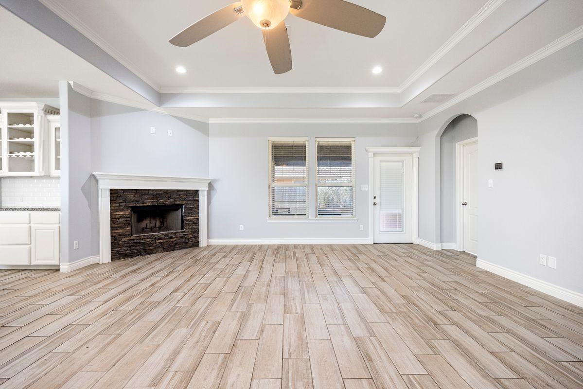 15541 Finistere St - Photo 2 of 9