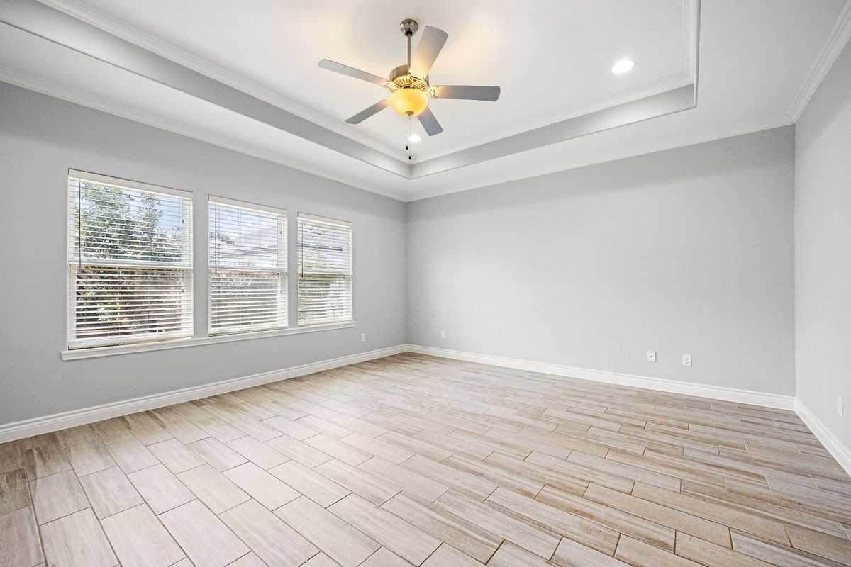 15541 Finistere St - Photo 5 of 9