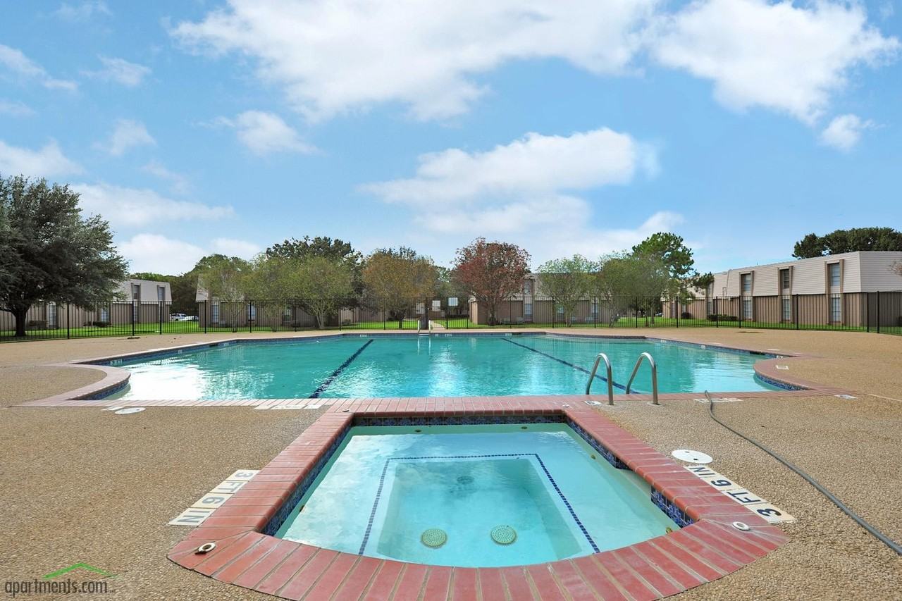 University Club Apartments - Photo 2 of 14