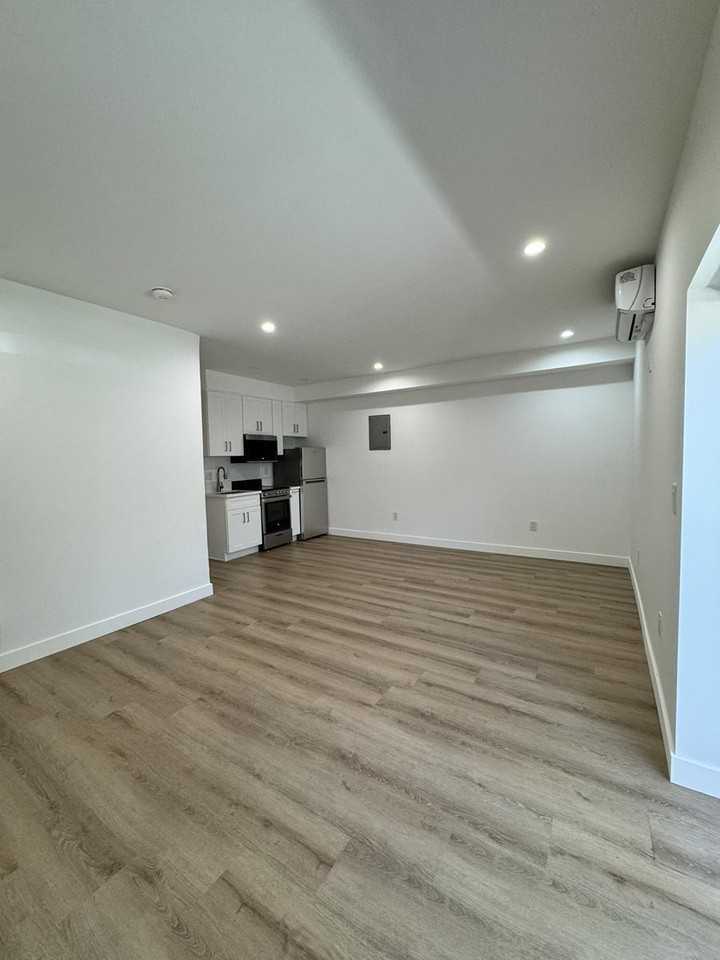 11810 Mayfield Ave - Photo 2 of 50